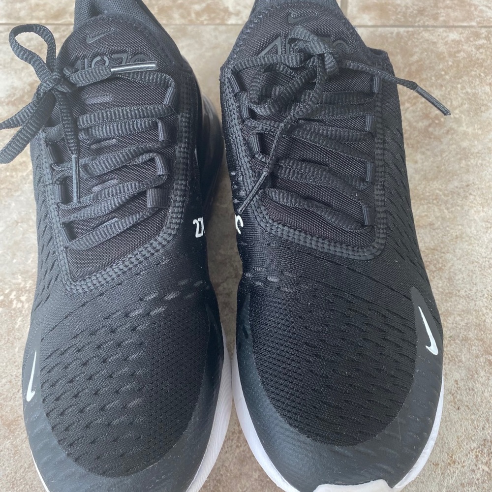 Men’s Nike AirMax shoe barely worn
